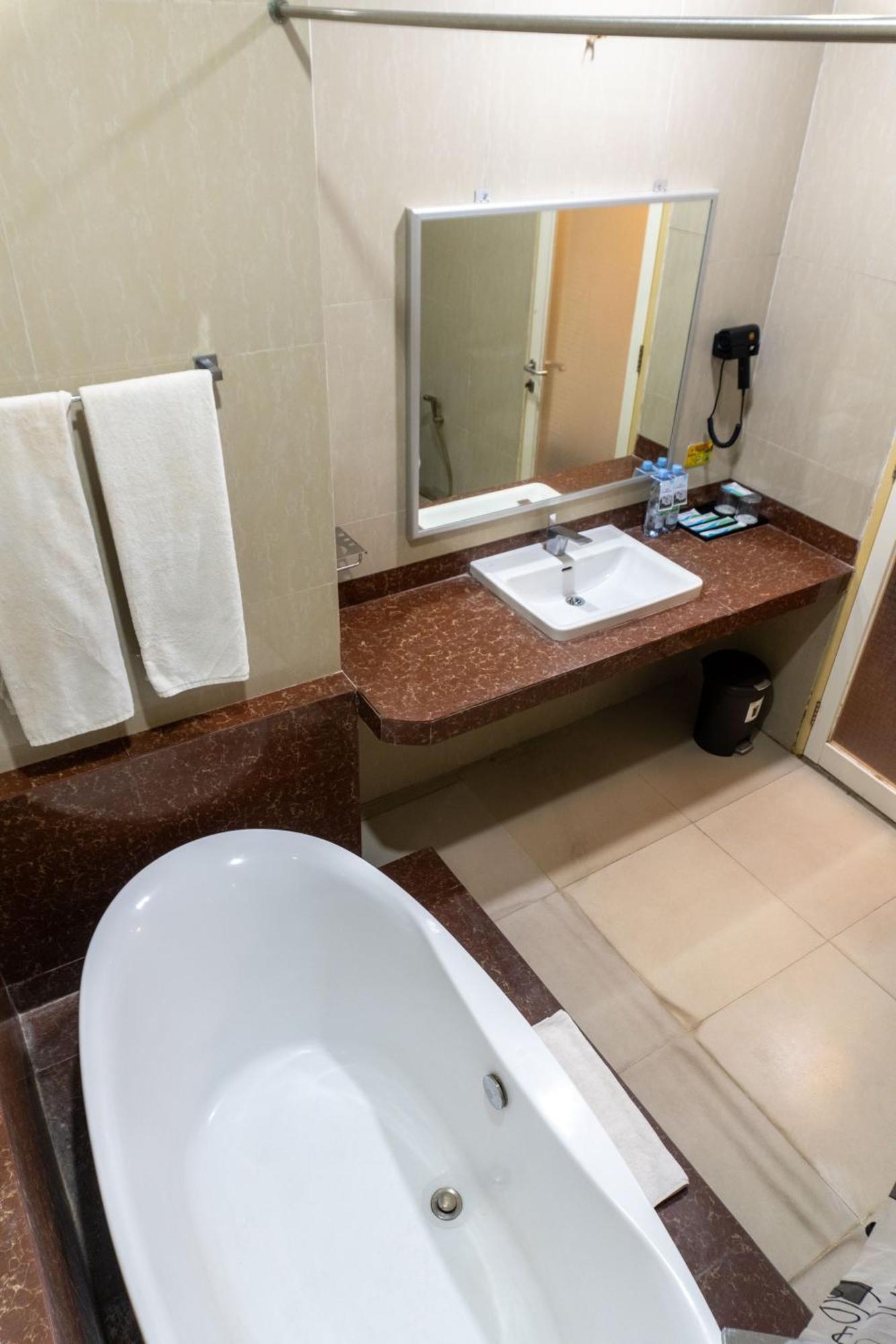 Muara Hotel And Mall טרנאטה מראה חיצוני תמונה